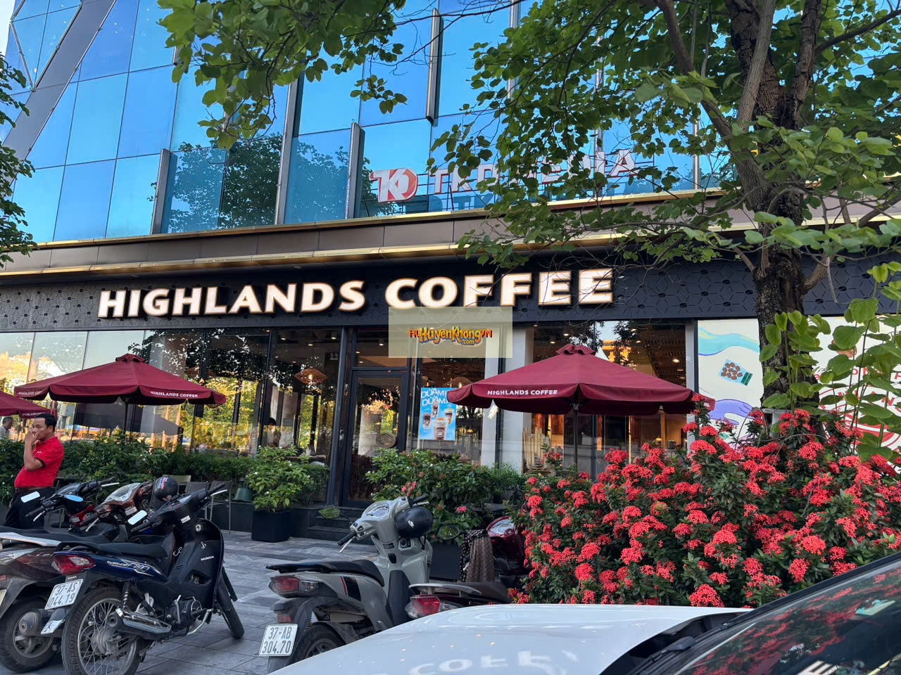 Ảnh bên ngoài (chụp rõ cổng/cửa & logo) - Highlands Coffee Vinh Centre tại Nghệ An