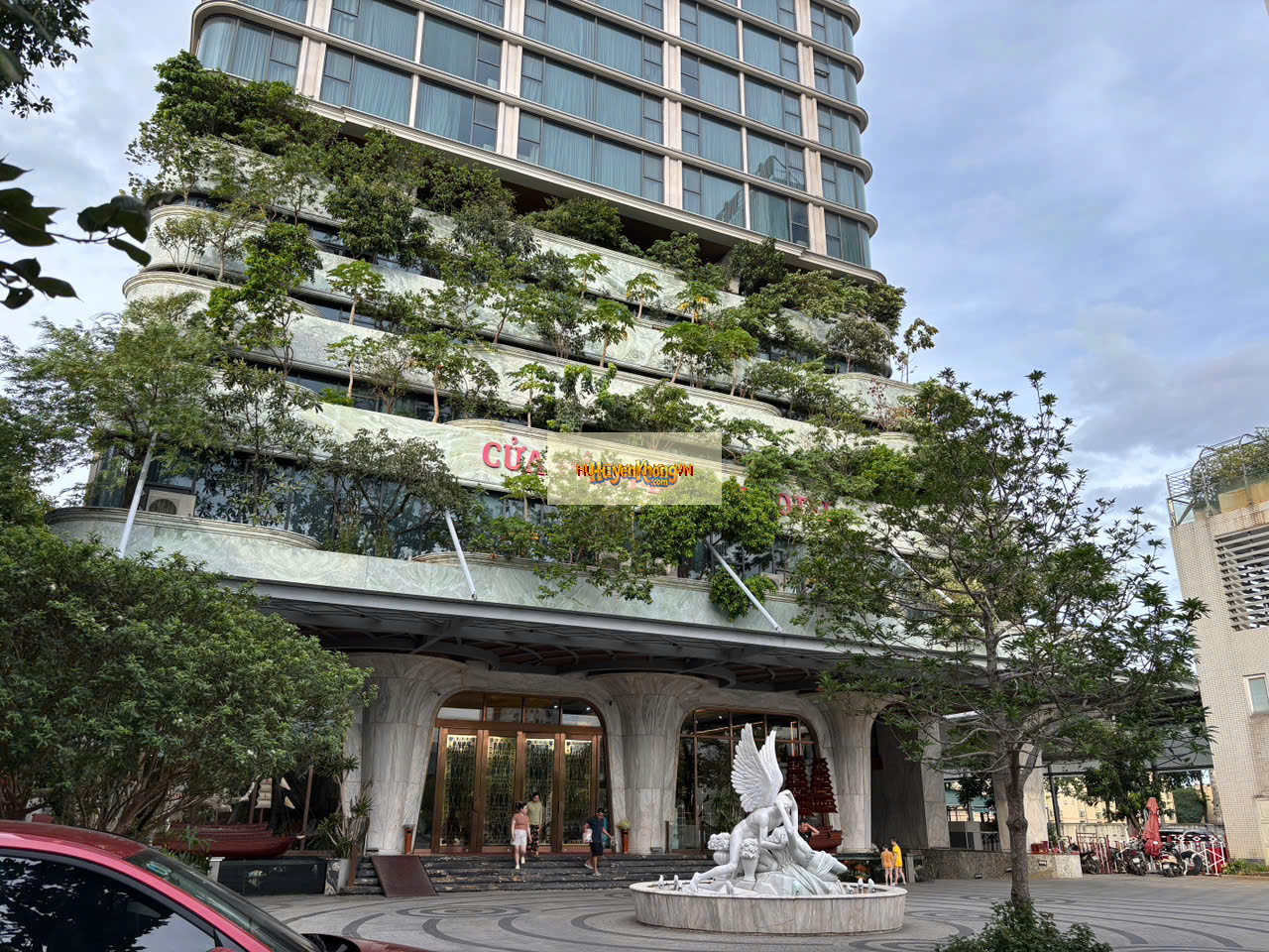 Ảnh bên ngoài (chụp rõ cổng/cửa & logo) - Cửa Đông Luxury Hotel tại Nghệ An