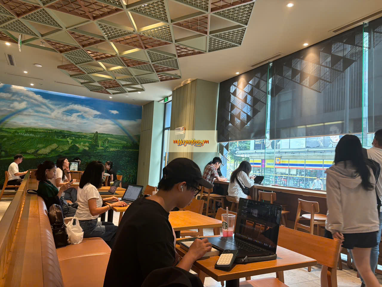 Ảnh nội thất (bố trí chính bên trong) - Starbucks Vincom Thảo Điền tại TP. Hồ Chí Minh