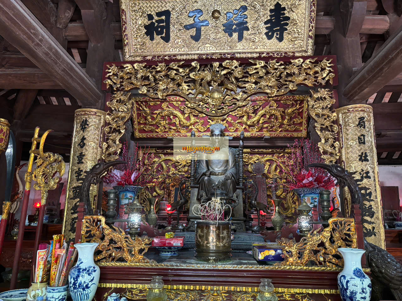 Ảnh nội thất (bố trí chính bên trong) - Đền Nguyễn Công Trứ tại Hà Tĩnh