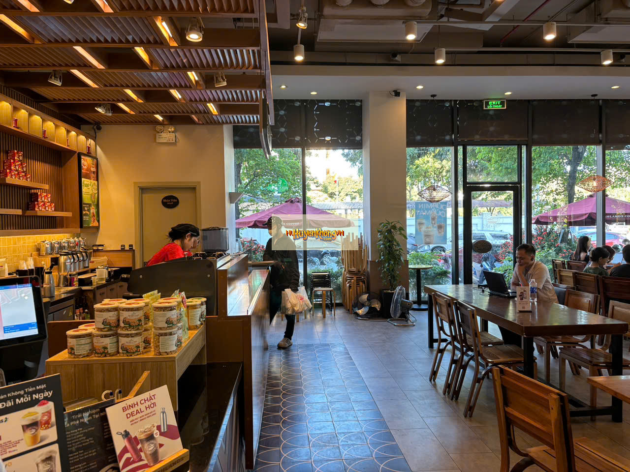 Ảnh nội thất (bố trí chính bên trong) - Highlands Coffee Vinh Centre tại Nghệ An